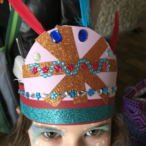 Fillette portant une coiffe de carnaval.